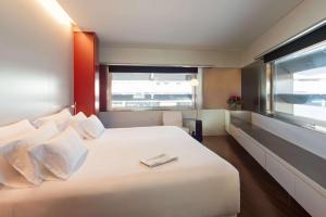 巴塞罗那NH巴塞罗那康斯坦萨酒店的卧室配有一张大白色床和窗户