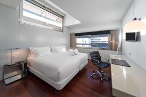 巴塞罗那NH巴塞罗那康斯坦萨酒店的卧室设有一张白色大床和一扇窗户。