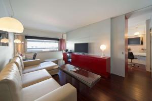 巴塞罗那NH巴塞罗那康斯坦萨酒店的客厅配有沙发和桌子