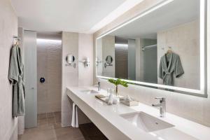 坎昆Avani Cancun Airport -previously NH Cancun Airport-的一间带两个盥洗盆和大镜子的浴室