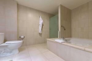 普埃布拉NH普埃布拉历史中心酒店的一间带卫生间和浴缸的浴室