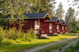 伊瓦洛Arctic River Resort的森林中一排红色小屋