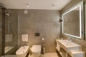 罗马罗马中心NH酒店的浴室配有卫生间、盥洗盆和淋浴。