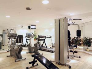 汉诺威美居汉诺威城市酒店的健身房设有数台跑步机和健身自行车