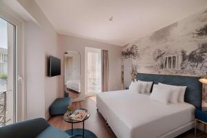 罗马NH Collection Roma Fori Imperiali的酒店客房,配有床和沙发