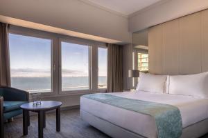里斯本Tivoli Oriente Lisboa Hotel的酒店客房设有一张大床和窗户。