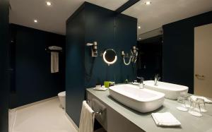 里斯本Tivoli Oriente Lisboa Hotel的一间带水槽和卫生间的浴室