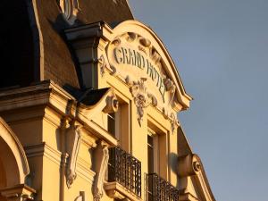 卡布尔Le Grand Hotel de Cabourg - MGallery Hotel Collection的建筑的侧面有标志