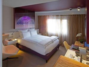 埃因霍温铂尔曼酒店&度假村的酒店客房设有一张大床和一张书桌。