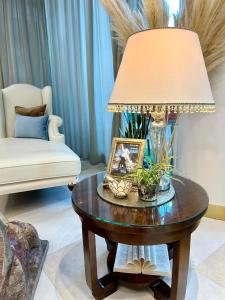 里米尼厄尔巴沃格里奥酒店的客厅桌子上的一盏灯