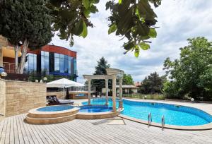 圣君士坦丁和海伦那Twins Palace ApartHotel的一个带高效能和高效设施的大型游泳池
