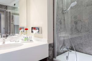科隆科隆媒体公园NH酒店的带淋浴和盥洗盆的浴室