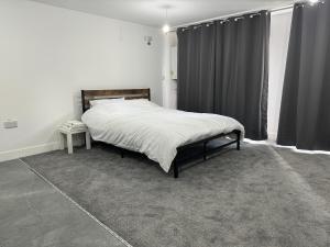 伯恩茅斯A&K Inn的一间卧室设有一张床和一个大窗户