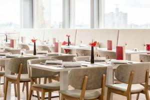 布鲁塞尔布鲁塞尔中心酒店的用餐室设有桌椅和窗户。