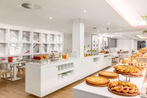 布鲁塞尔布鲁塞尔中心酒店的展示了大量食物的面包店