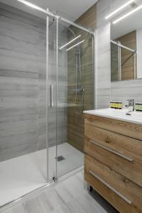 马德里GuestReady - Ideal Stay in Vibrant Ciudad Lineal的带淋浴和盥洗盆的浴室