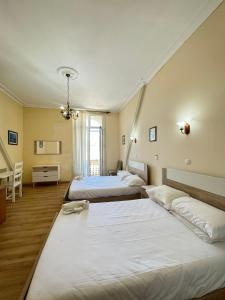 菲盖拉-达福什中央旅馆的一间带两张床的卧室和一间