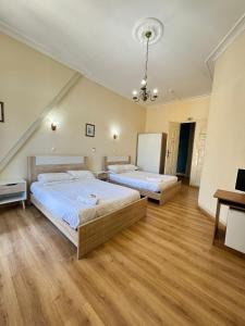 菲盖拉-达福什中央旅馆的大客房铺有木地板,配有两张床。