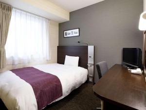 山形市山形舒适酒店的配有一张床和一张书桌的酒店客房