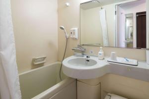 函馆函馆凯富酒店的浴室设有水槽、浴缸和镜子