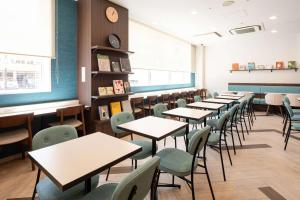 和歌山和歌山康福特茵酒店的教室里配有桌椅