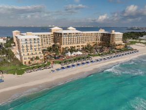 坎昆Kempinski Hotel Cancun的海滩上的度假村的空中景致