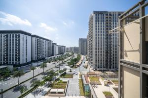 迪拜First Class 1BR Apartment in Dubai Hills - next to Dubai Hills Mall的享有拥有高楼建筑的城市街道的景色