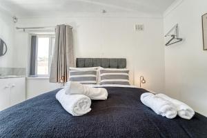 基德明斯特Guest Homes - Chester House Retreat的一间卧室配有一张大床和毛巾