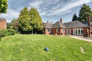 基德明斯特Guest Homes - Chester House Retreat的院子里草地上的一个有球的房子