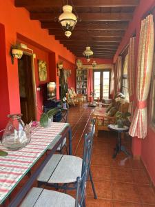 埃尔帕索Casa Casilda的客厅设有红色的墙壁和桌椅