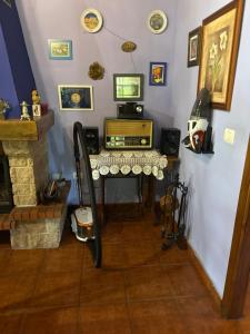 埃尔帕索Casa Casilda的一间设有桌子的客房,墙上配有电视