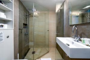 伦敦GuestReady - Charming studio in Hackney的一间带玻璃淋浴和水槽的浴室