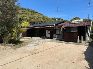 KogushiGuestHouse" Ro "Umegato的前面有一条土路的小建筑