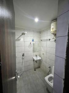 新德里Hotel Classic Suites的一间带卫生间和水槽的浴室