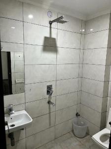 新德里Hotel Classic Suites的一间带水槽和卫生间的浴室
