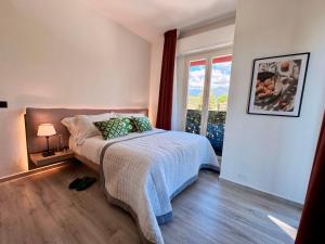 马尔米堡La Serena Hotel FDM的一间卧室设有一张床和一个大窗户