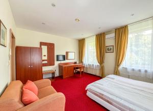 华沙Fry House的配有一张床和一张书桌的酒店客房