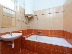 鲍洛通凯赖斯图尔Holiday Home Pomme by Interhome的带浴缸和盥洗盆的浴室