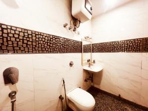 新德里Hotel Lagoona and Banquet Hall的一间带卫生间和水槽的浴室