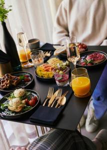 德鲁斯基宁凯Mana Sleep & Spa的餐桌,带食物盘和酒杯