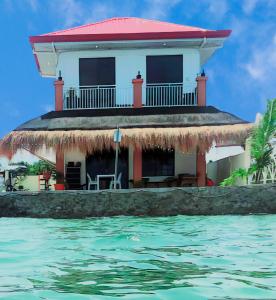 Lapu Lapu CityPRIVATE COLLECTION 贅沢 Jade's Beach Villa 별장 Cebu-Olango An exclusive private beach secret的水面上的房子
