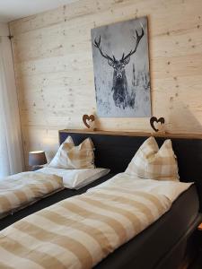 Sand in TaufersHaus Martina的一张鹿的照片,房间内设有两张床