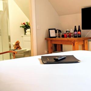 Loch AweBen Cruachan Inn的一间卧室配有一张带遥控器的床