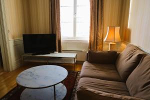 玛丽斯塔德Brodderud Apartments的带沙发、桌子和电视的客厅