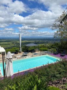 Chénas莱斯德桑纳豪华旅馆的享有乡村景色的游泳池