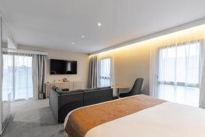 阿雅克修Holiday Inn Express Ajaccio, an IHG Hotel的酒店客房,配有床和沙发