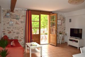 阿莱尼阿Mas Sant Jordi的客厅配有红色沙发和滑动玻璃门