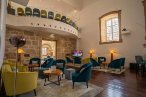 凡道Convento do Seixo Boutique Hotel & Spa的一间设有绿色椅子和桌子的等候室