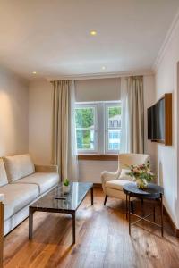 圣莫里茨Grand Hotel des Bains Kempinski的客厅配有沙发和桌子
