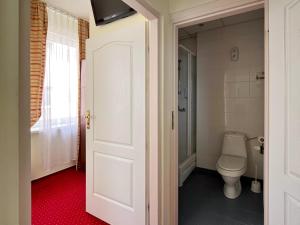 华沙Fry House的一间带卫生间和窗户的浴室